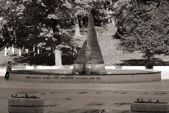 SARAJEVO CONCEPTUAL ART TOUR (galleries, art and arhitecture) - Veliki Park and Srebrenica memorial sculpture